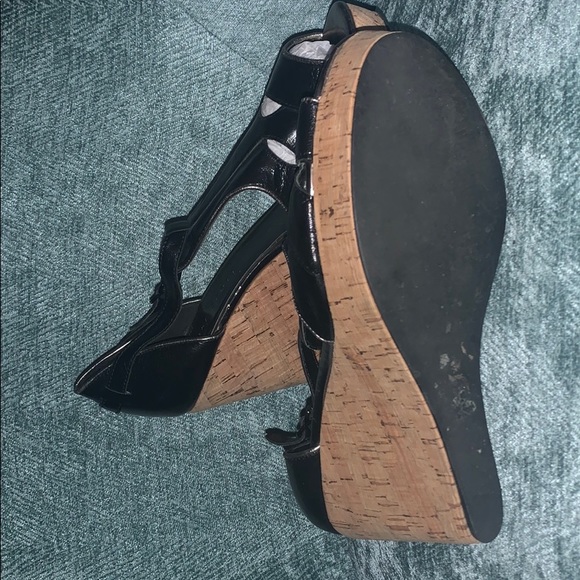 ❄️WINTER SALE PRICE $20❄️ Cute Wedge Sandal - Picture 4 of 6